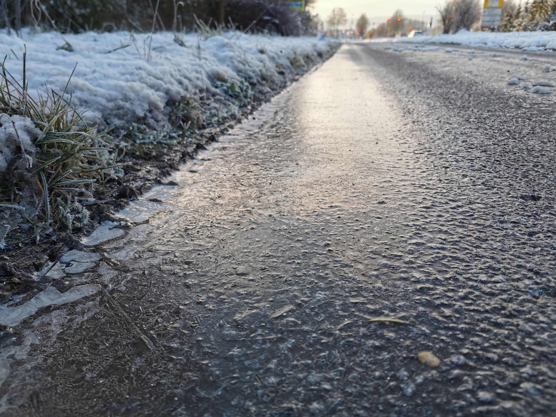 nawierzchnia dróg zimą bywa niebezpieczna